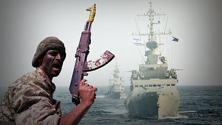 Imagen de un miliciano hutí ante una embarcación de guerra con pabellón israelí.