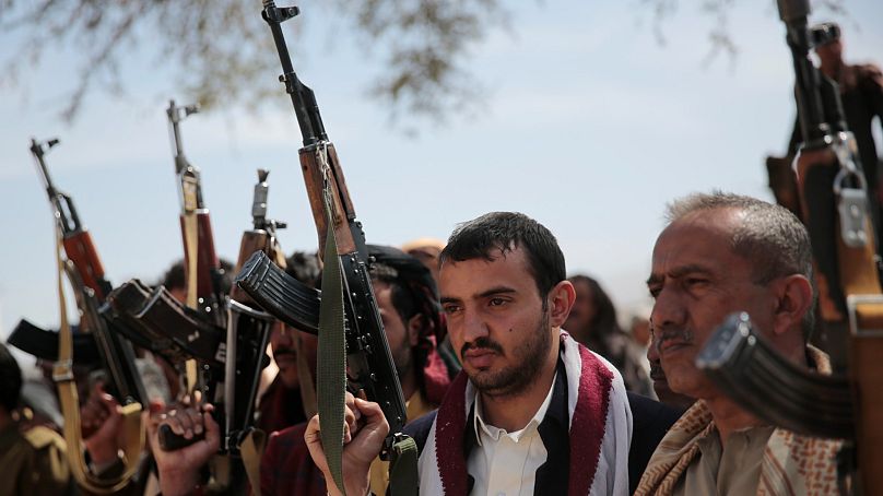 Guerrieri Houthi al funerale di un loro compagno a Sana'a, Yemen, 24 novembre 2021