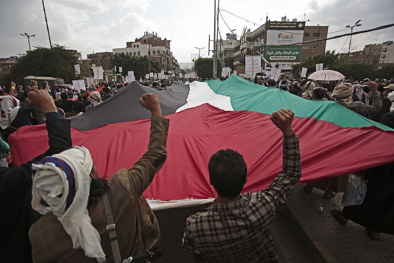 Sostenitori degli Houthi sorreggono una bandiera palestinese durante una manifestazione a Sana'a, Yemen, 17 maggio 2021