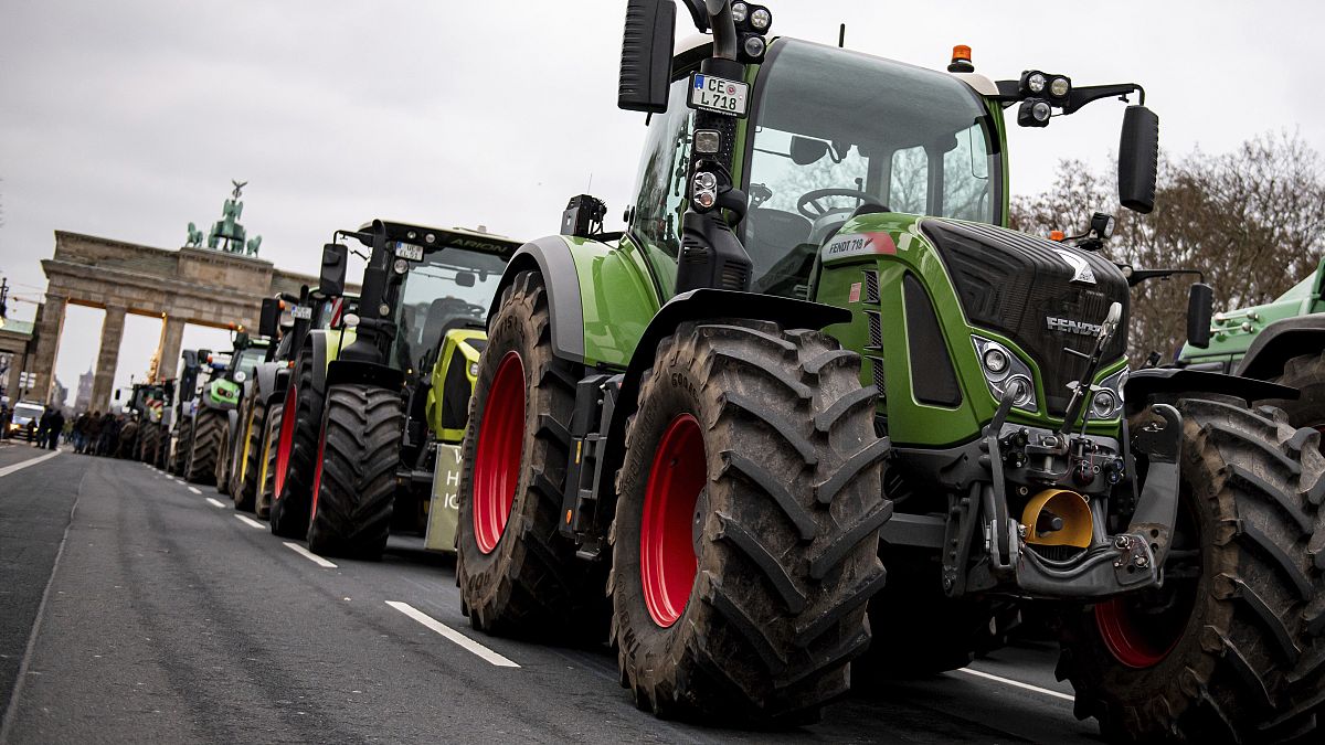 Les agriculteurs allemands manifestent avec leurs tracteurs contre les mesures d'austérité