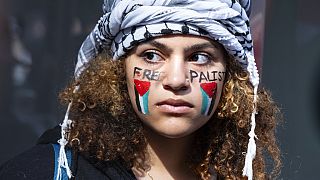  یک حامی فلسطین در نزدیکی کنسولگری اسرائیل در نیویورک، اکتبر ۲۰۲۳ میلادی
