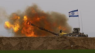 Una unidad móvil de artillería israelí dispara desde el sur de Israel hacia la Franja de Gaza este jueves 