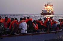 Migránsok egy túlzsúfolt hajón várakoznak a megmentésre a Földközi-tengeren, 2019. szeptember 19-én