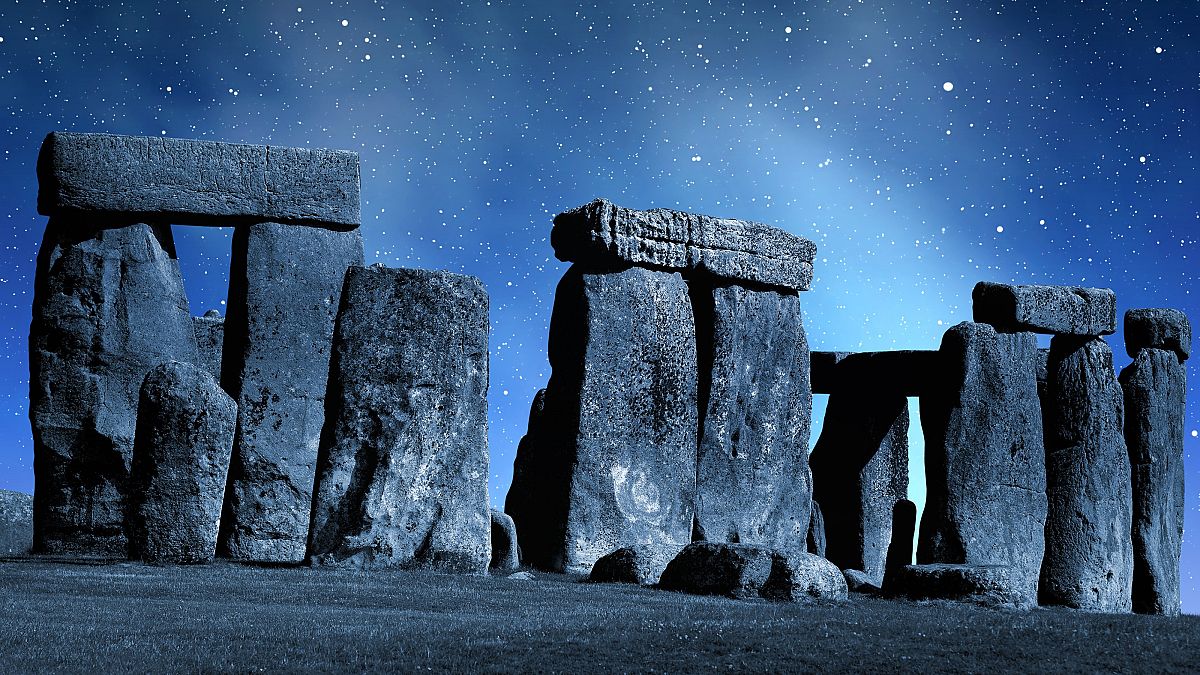 Algunas culturas antiguas marcaban específicamente el solsticio, y sus monumentos perduran. Stonehenge es un ejemplo famoso.