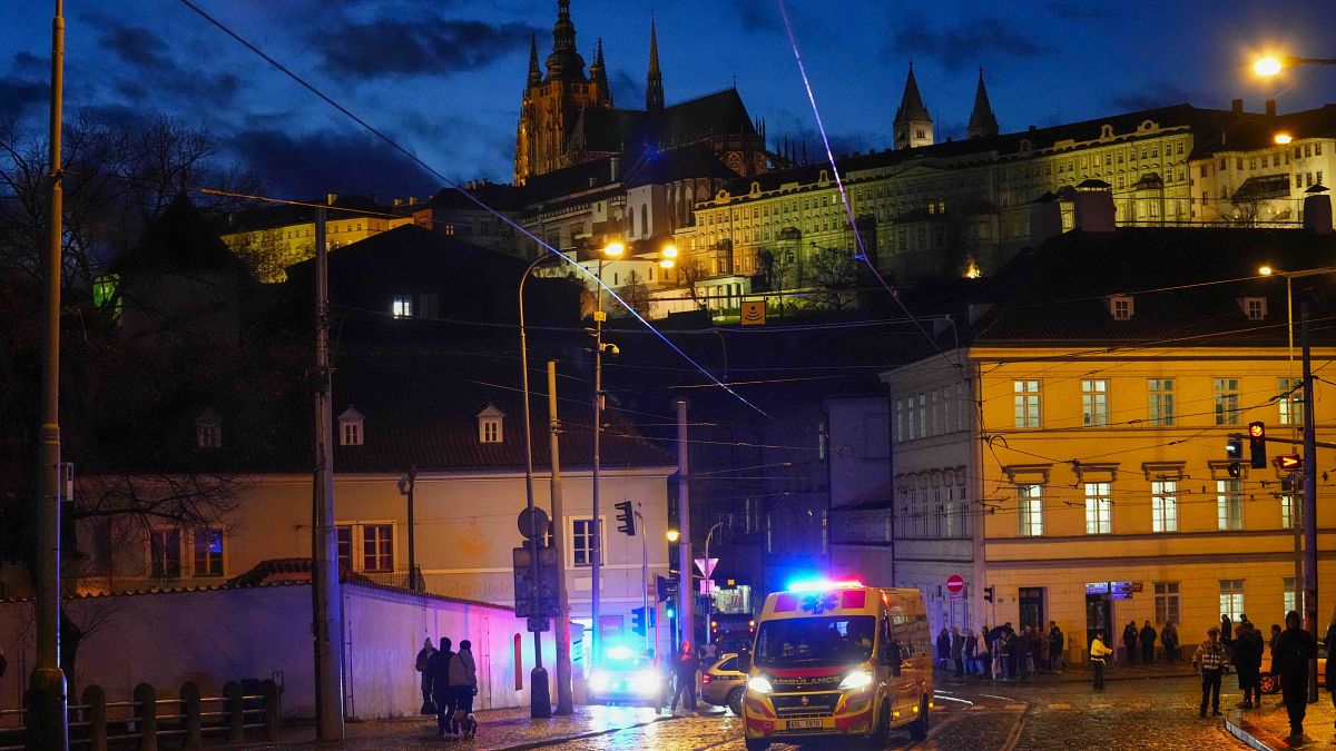 Una ambulancia se dirige hacia el lugar del tiroteo en Praga