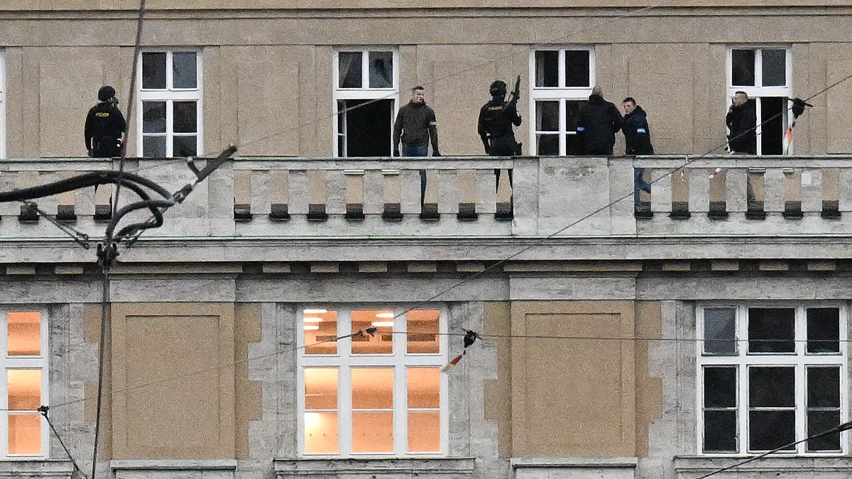 Вооруженные полицейские на балконе Карлова университета в центре Праги, 21 декабря 2023 года. 
