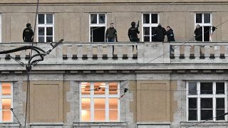 Вооруженные полицейские на балконе Карлова университета в центре Праги, 21 декабря 2023 года. 