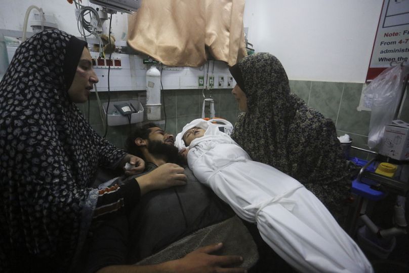 İsrail saldırısında torunu ve oğlunu kaybeden Filistinli bir kadın, torununun cansız bedenini kucaklarken