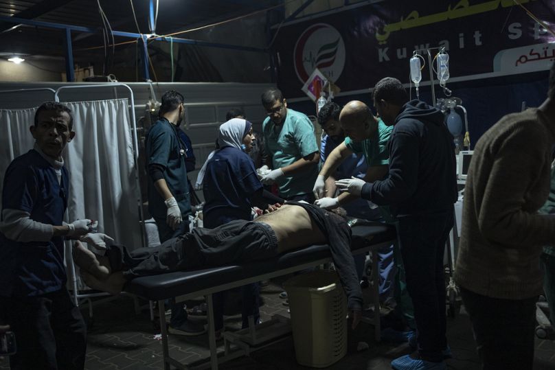 İsrail'in Gazze'ye yöneilk saldırısında yaralanan bir Filistinli, daha önce bombalanan bir hastanede tedavi edilirken