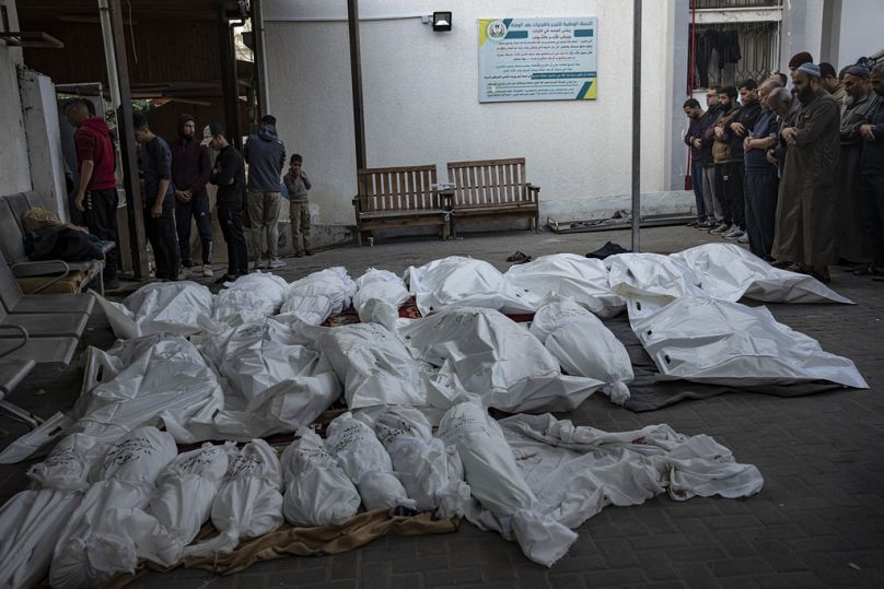 İsrail saldırılarında öldürülen ve hastanenin avlusuna dizilen Filistinliler için cenaze namazı kılınırken