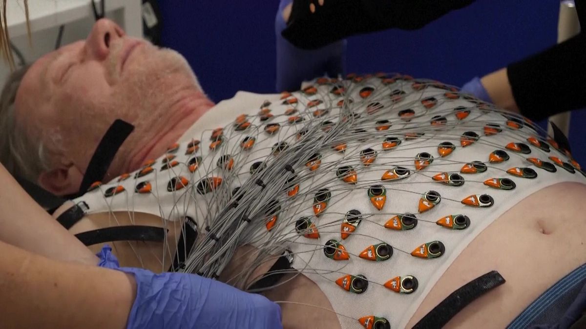 Жилетката ECGI използва 256 сензора за да даде на лекарите