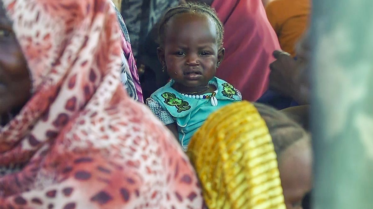 لاجئون سودانيون يتجمعون خارج مستشفى ميداني في عكا، تشاد، أغسطس 2019.