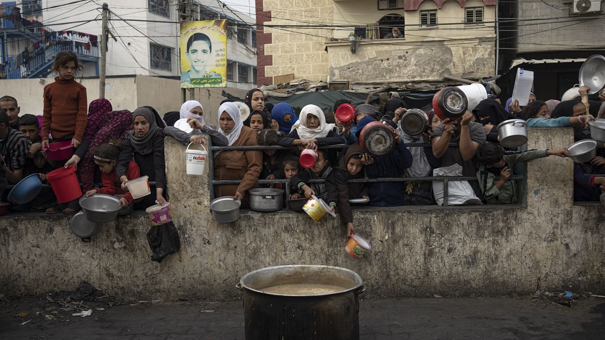 فلسطينيون يتجمعون قرب مكان لتوزيع الطعام