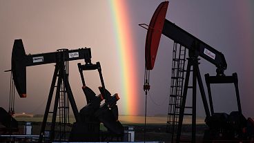 رنگین کمانی در کنار چاه‌های نفت و گاز در آلبرتا در سپتامبر ۲۰۲۳
