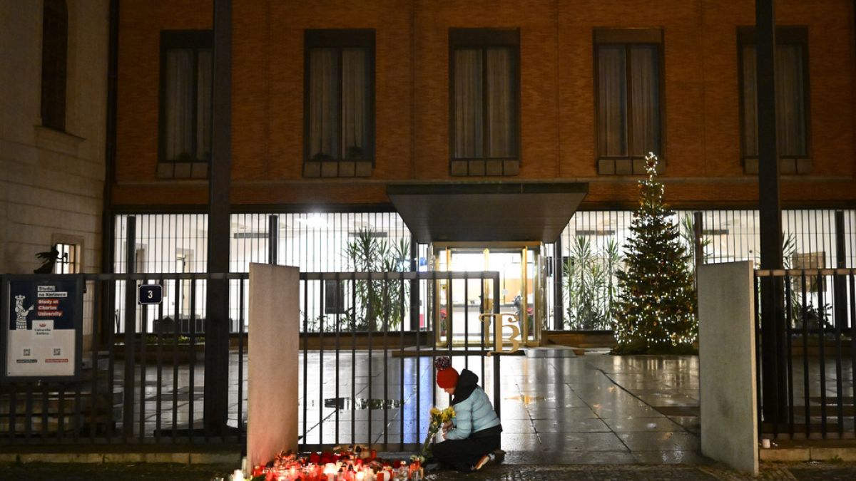 Κεριά στη μνήμη των θυμάτων της επίθεσης στο πανεπιστήμιο της Πράγας