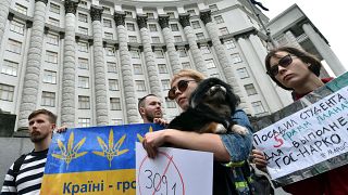 مظاهرة أمام البرلمان الأوكراني لتقنين استخدام القنب الطبي في علاج الجنود الجرحى