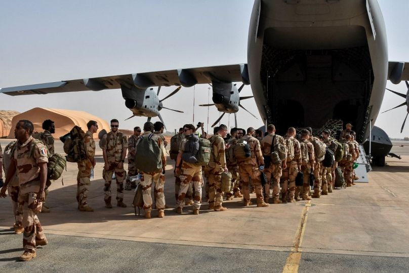 I soldati francesi lasciano il Niger