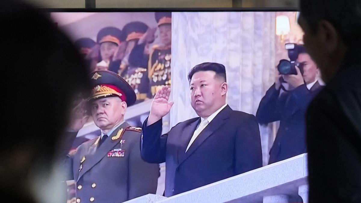 Az észak-koreai vezető egy televíziós összeállításban egy korábbi felvételen