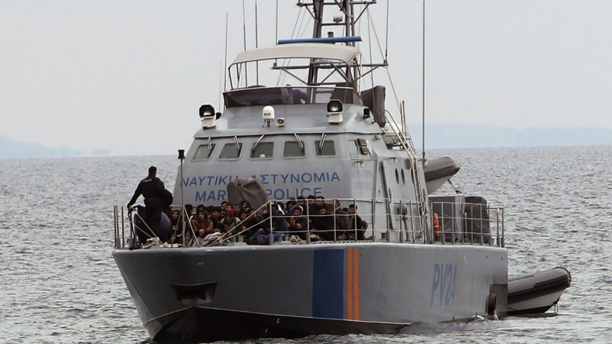 Protaras açıklarında kendi gemilerinden kurtarıldıktan sonra limana getirilirken Kıbrıs deniz polisine ait bir devriye botunda bulunan göçmenler