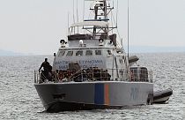 Protaras açıklarında kendi gemilerinden kurtarıldıktan sonra limana getirilirken Kıbrıs deniz polisine ait bir devriye botunda bulunan göçmenler