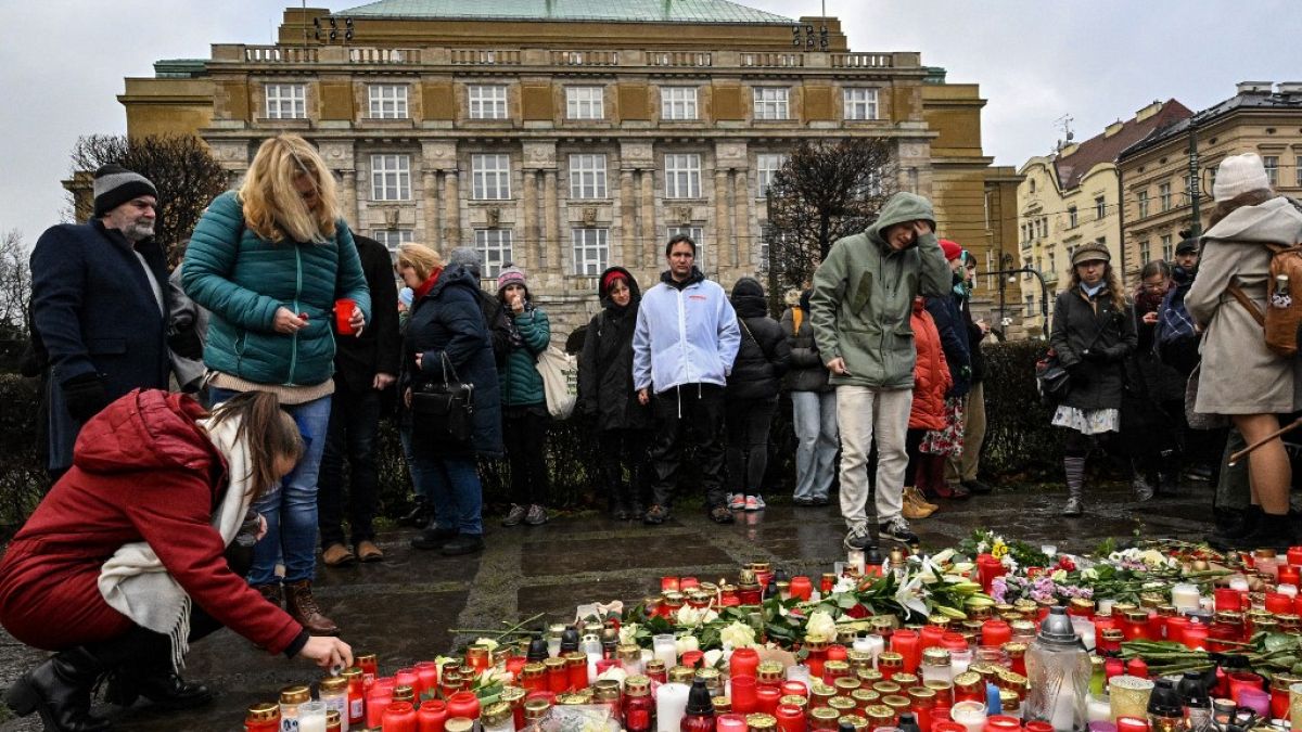 Свечи и цветы у импровизированного мемориала  жертв стрельбы в Карловом университете Праги. 
