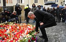 Der tschechische Ministerpräsident Petr Fiala legte am Freitag, 22. Dezember 2023, vor dem Gebäude der Karls-Universität in Prag Blumen für die Opfer der Massenerschießung.