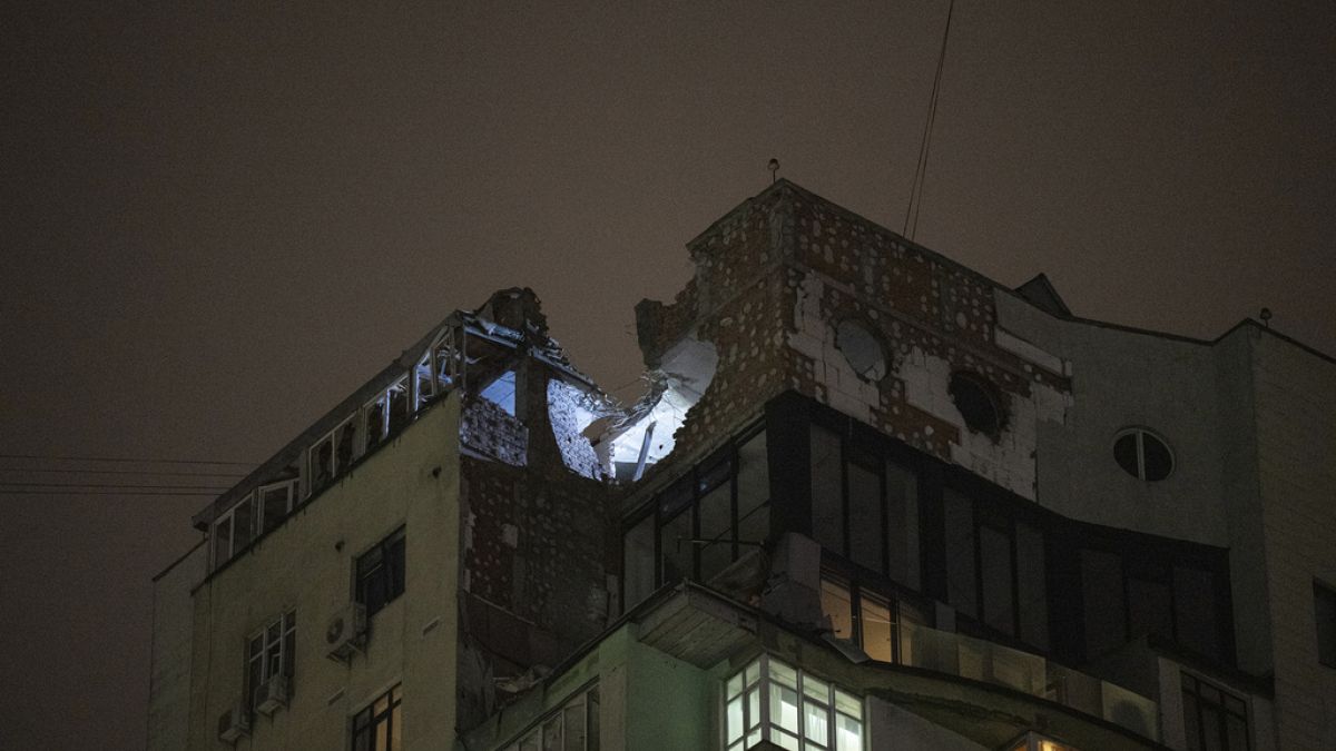 O drone atingiu três apartamentos num arranha-céus
