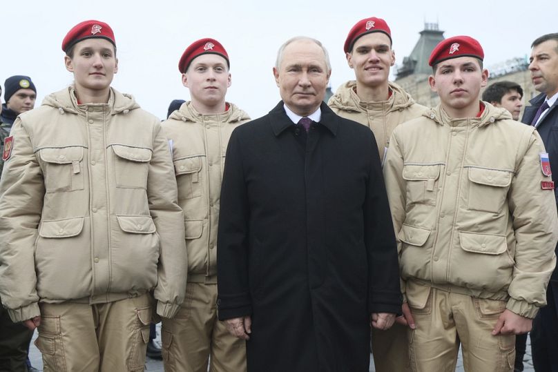 Президент России Владимир Путин позирует для фото с членами национального движения Юные кадеты России в Москве, ноябрь 2023 года.
