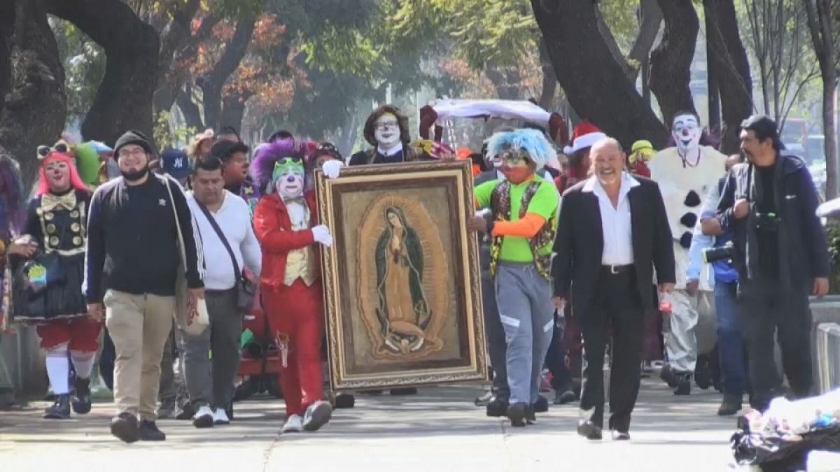 In Mexiko-Stadt haben sich zahlreiche als Clowns verkleidete Menschen versammelt, um zur Basilika Unserer Lieben Frau von Guadalupe zu pilgern.