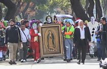 In Mexiko-Stadt haben sich zahlreiche als Clowns verkleidete Menschen versammelt, um zur Basilika Unserer Lieben Frau von Guadalupe zu pilgern.