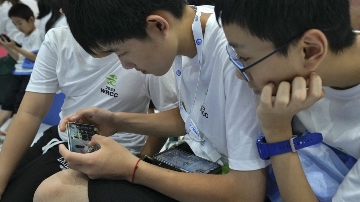 Online játékot installáló gyerekek Kínában - illusztráció