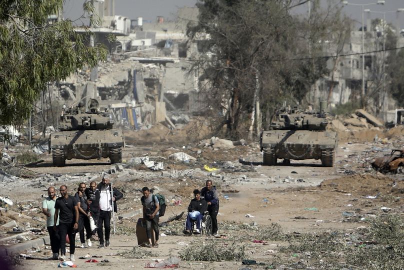 آوارگان فلسطینی پشت به تانک‌های اسرائیلی در نوار غزه