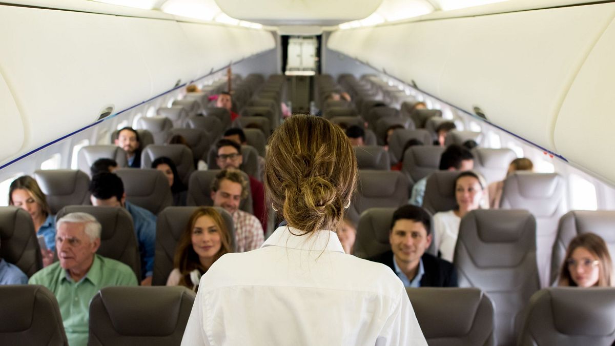 Hier erfahren Sie, warum Sie die Sicherheitsanweisungen des Flugpersonals befolgen sollten.