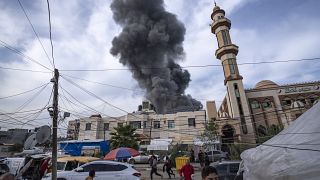 دخان يتصاعد عقب قصف إسرائيلي على رفح جنوب قطاع غزة، الأربعاء 20 ديسمبر 2023.