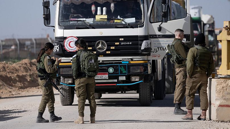 بازرسی سربازان اسرائیلی از محموله ارسالی از مصر به نوار غزه به تاریخ ۲۱ دسامبر ۲۰۲۳