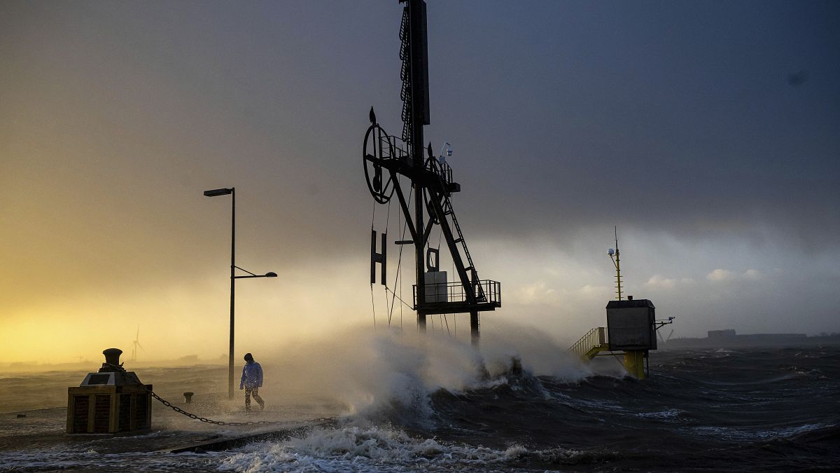 Буря донесе проливен дъжд и силни ветрове в Северна Европа