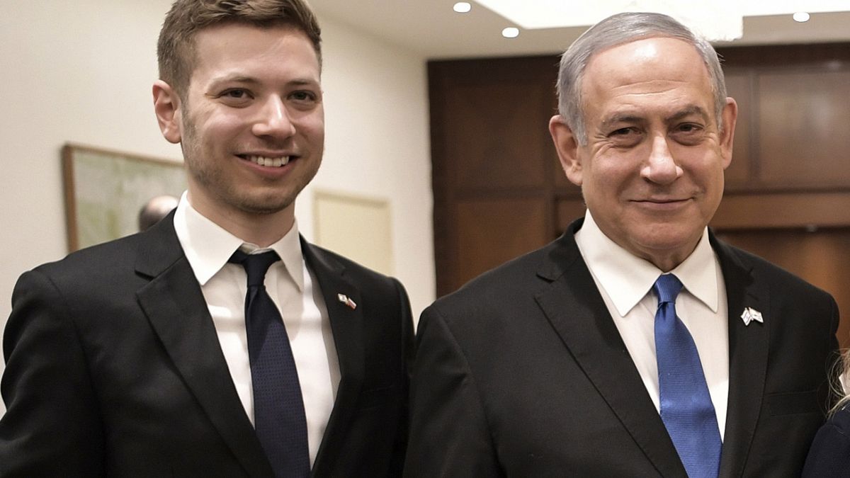 يائير نتنياهو إلى جانب والده رئيس الوزراء الإسرائيلي بنيامين نتنياهو