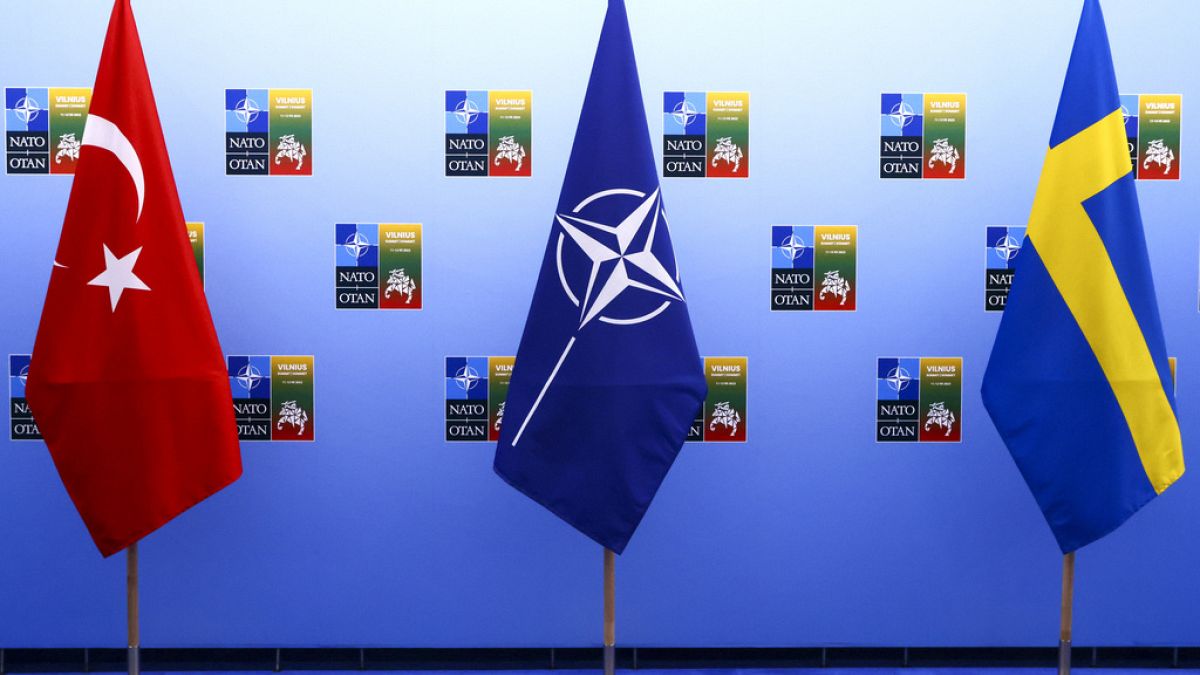 Türkiye, NATO ve İsveç bayrakları 