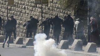 الشرطة الإسرائيلية تطلق الغاز المسيل للدموع على الفلسطينيين في القدس الشرقية 