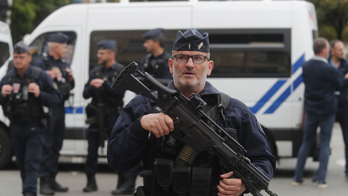 ضابط شرطة مكافحة الشغب يقف للحراسة بعد أن قتل رجل مسلح بسكين مدرسًا وأصاب اثنين آخرين في مدرسة ثانوية بشمال فرنسا، الجمعة 13 أكتوبر 2023