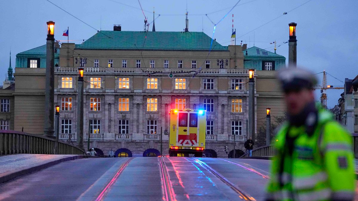 Une ambulance se dirige vers le bâtiment de la Faculté de Philosophie de l'Université Charles dans le centre de Prague, République Tchèque, jeudi 21 décembre 2023.