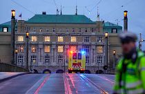 Une ambulance se dirige vers le bâtiment de la Faculté de Philosophie de l'Université Charles dans le centre de Prague, République Tchèque, jeudi 21 décembre 2023.