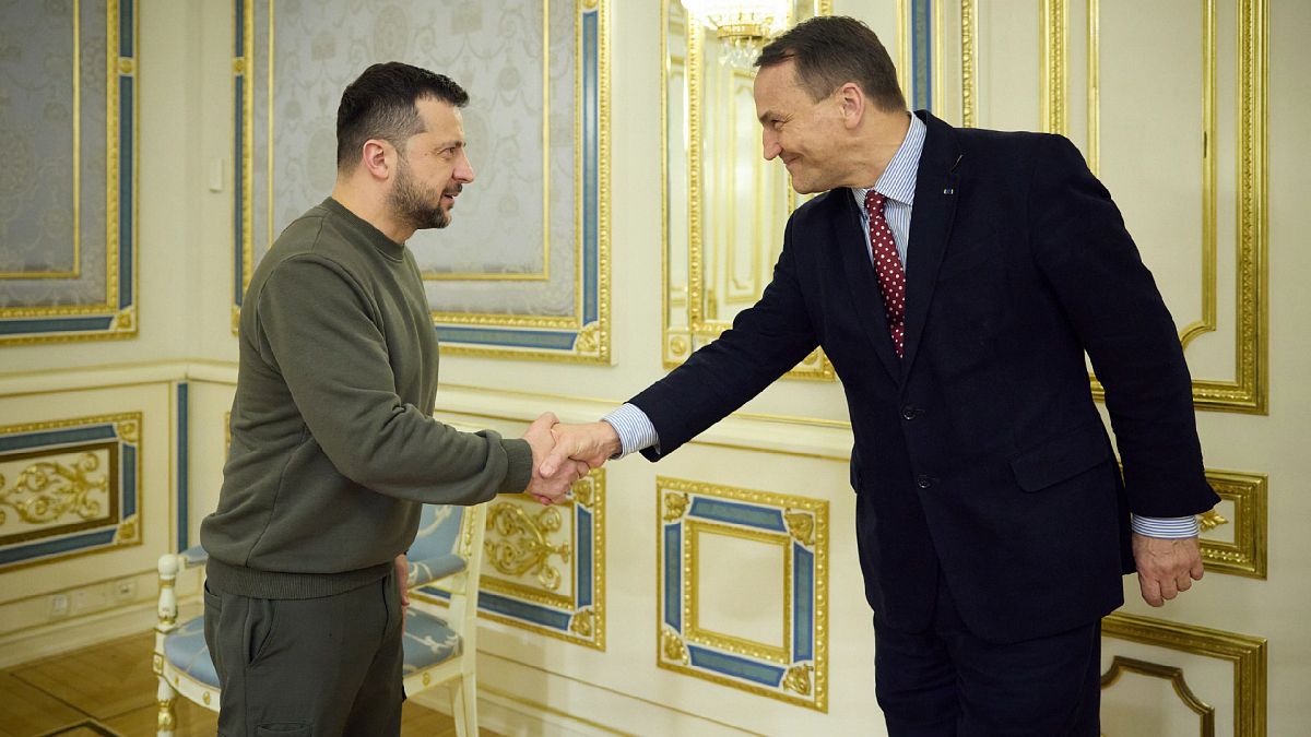 Volodimir Zelenszkij ukrán elnök és Radoslaw Sikorski lengyel külügyminiszter a kijevi találkozón 2023.12.22-én. 