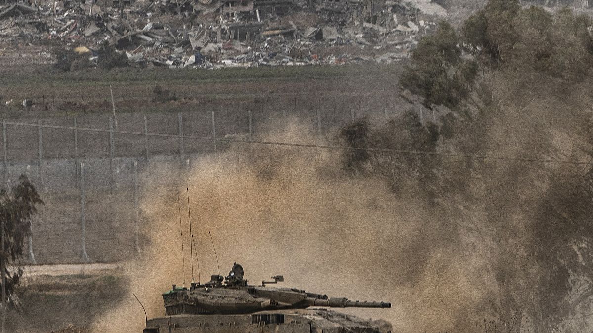 دبابة تابعة للجيش الإسرائيلي تتحرك بالقرب من حدود قطاع غزة في جنوب إسرائيل يوم السبت 23 ديسمبر 2023