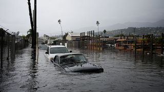 فيضانات تغرق شوارع كاليفورنيا 