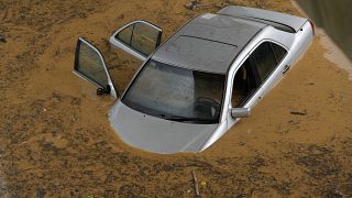 سيارة غارقة بمياه الفيضانات في بيروت