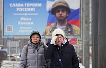 زوجات عدد من الجنود الروس أمام قبر الجندي المجهول 
