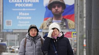 زوجات عدد من الجنود الروس أمام قبر الجندي المجهول 