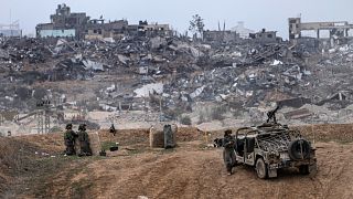 Des véhicules de l'armée israélienne et des soldats sont vus près de la frontière de la bande de Gaza, dans le sud d'Israël, samedi 23 décembre 2023.