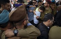 Egy megölt izraeli katonát gyászolnak Tel-Avivban